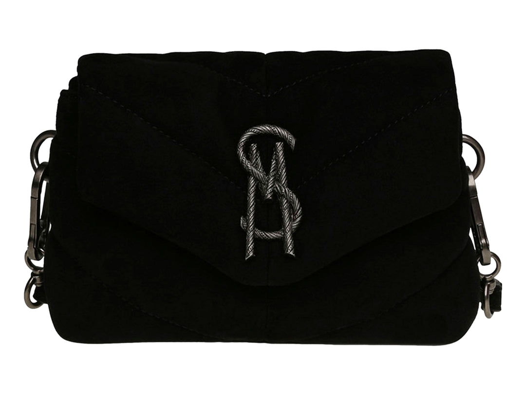 Bolso de hombro Steve Madden Belara en color negro de gamuza con logotipo metálico SM en el centro.