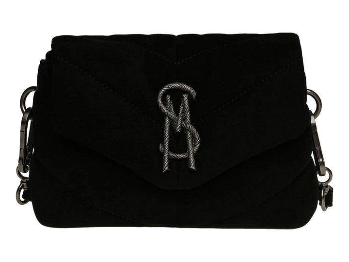 Bolso de hombro Steve Madden Belara en color negro de gamuza con logotipo metálico SM en el centro.