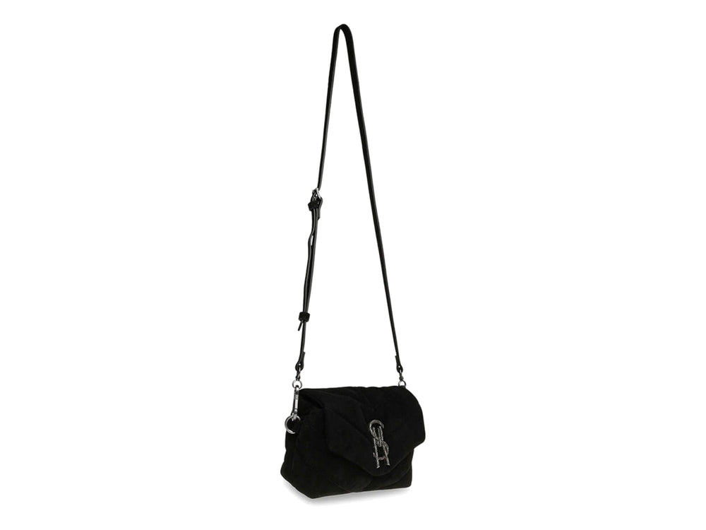 Bolso de hombro Steve Madden Belara en color negro de gamuza con logotipo metálico SM en el centro.