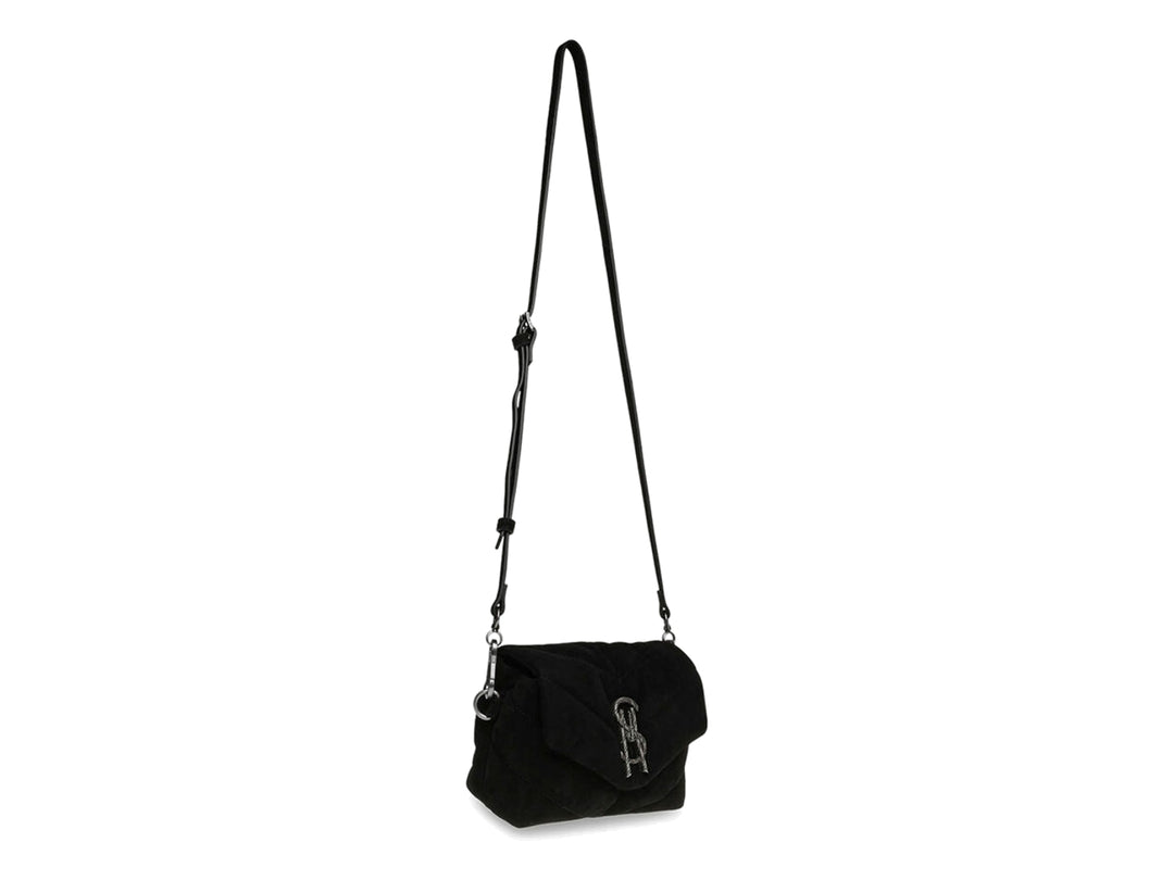 Bolso de hombro Steve Madden Belara en color negro de gamuza con logotipo metálico SM en el centro.