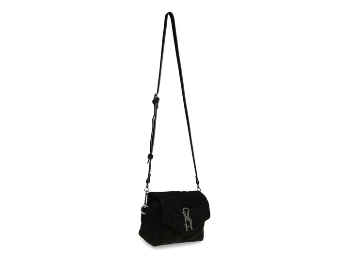 Bolso de hombro Steve Madden Belara en color negro de gamuza con logotipo metálico SM en el centro.