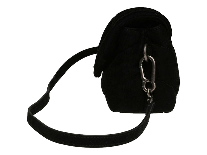 Bolso de hombro Steve Madden Belara en color negro de gamuza con logotipo metálico SM en el centro.