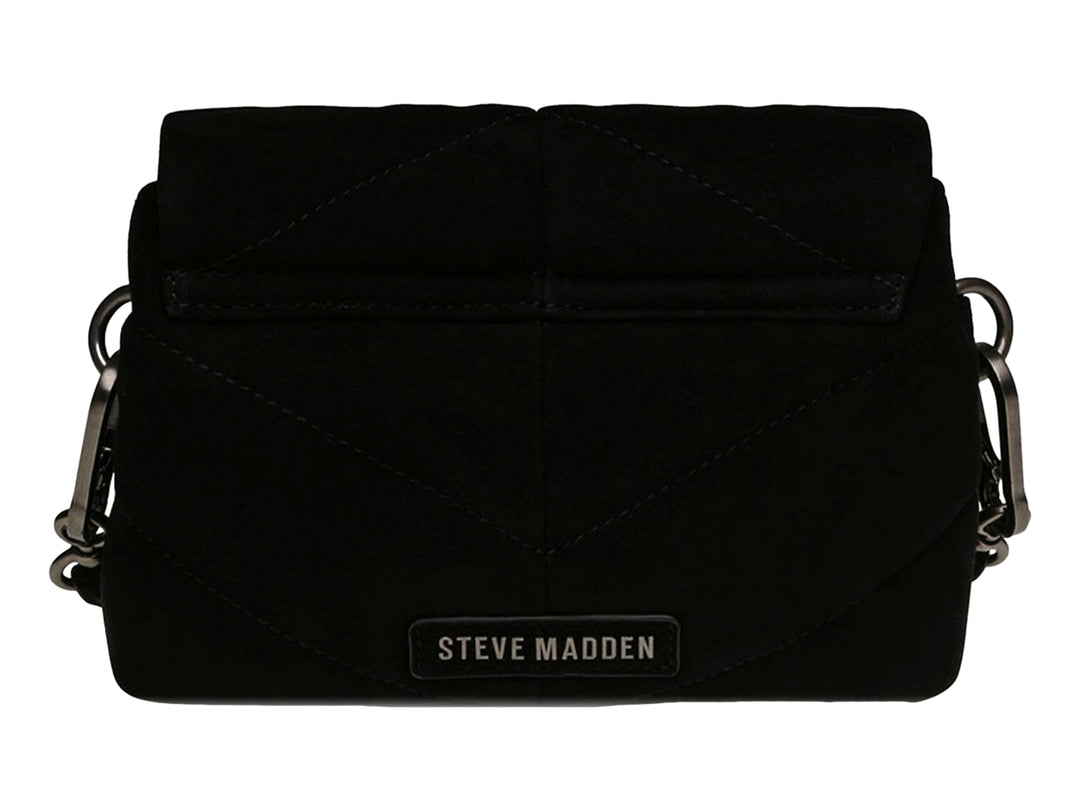 Bolso de hombro Steve Madden Belara en color negro de gamuza con logotipo metálico SM en el centro.