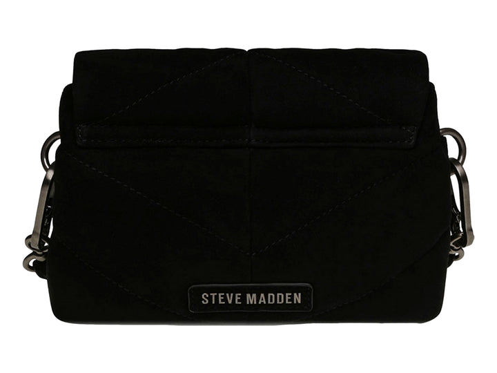Bolso de hombro Steve Madden Belara en color negro de gamuza con logotipo metálico SM en el centro.