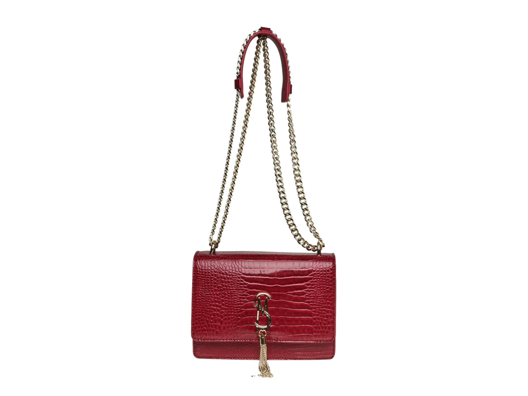 Bolso color vino con textura de cocodrilo, correa de cadena dorada y detalle de borla.