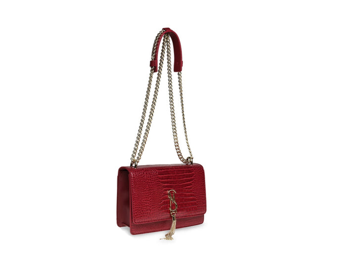 Bolso color vino con textura de cocodrilo, correa de cadena dorada y detalle de borla.