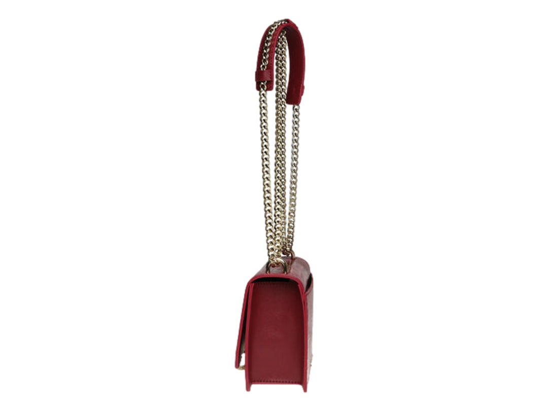 Bolso color vino con textura de cocodrilo, correa de cadena dorada y detalle de borla.