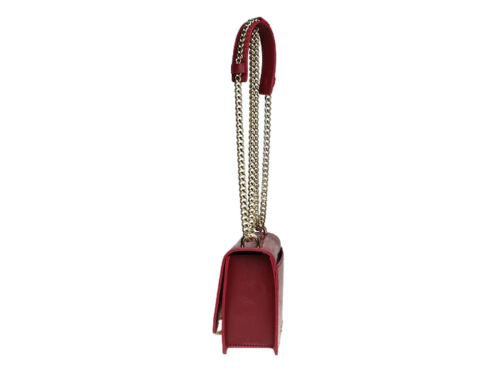 Bolso color vino con textura de cocodrilo, correa de cadena dorada y detalle de borla.