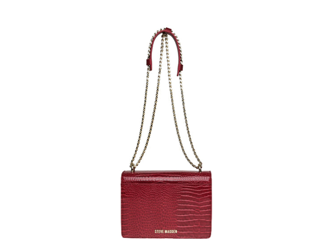 Bolso color vino con textura de cocodrilo, correa de cadena dorada y detalle de borla.