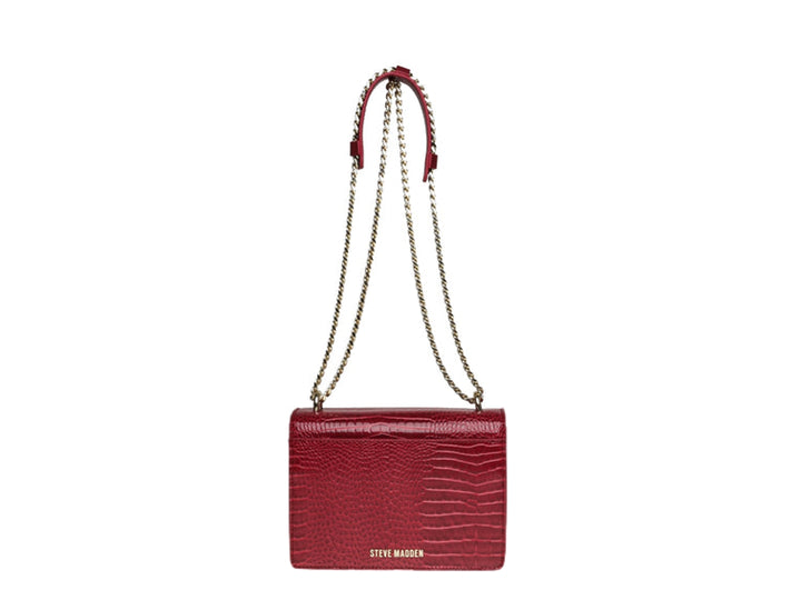 Bolso color vino con textura de cocodrilo, correa de cadena dorada y detalle de borla.