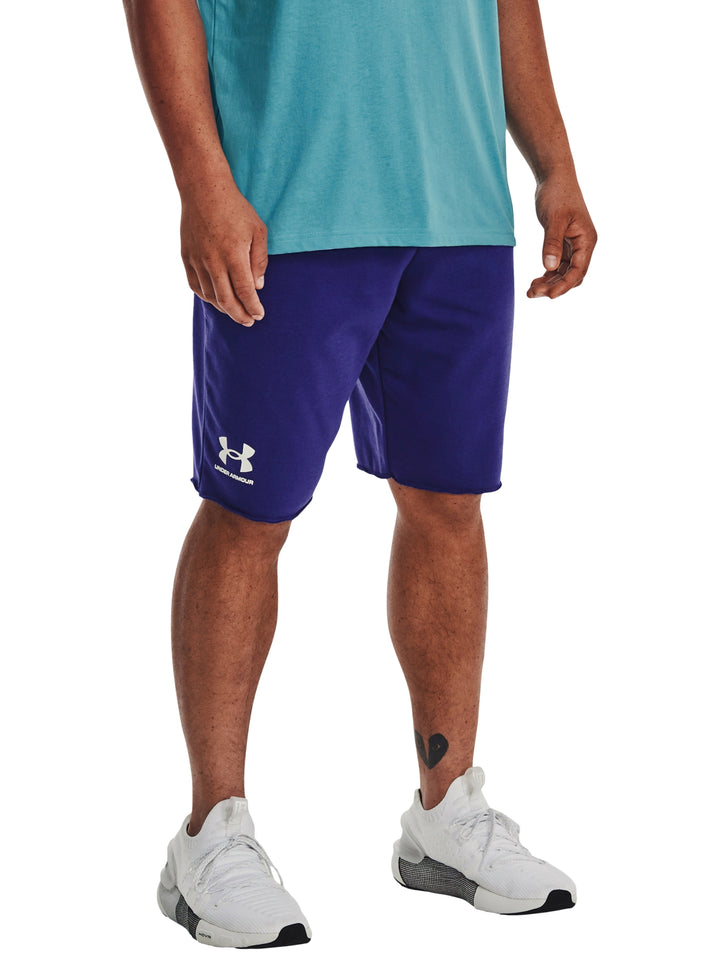 Hombre vistiendo shorts deportivos Under Armour color azul sonar con logo blanco.