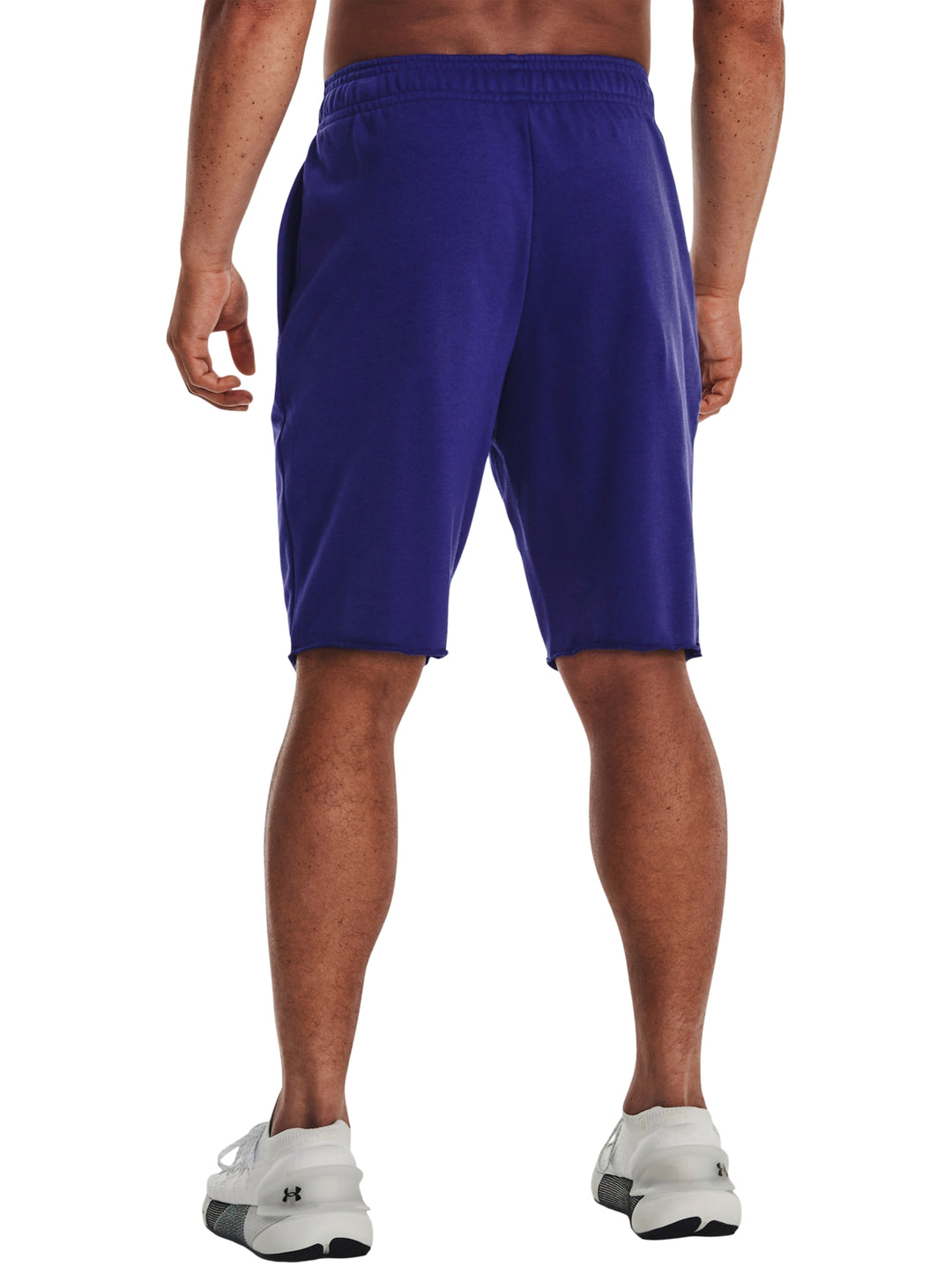 Hombre vistiendo shorts deportivos Under Armour color azul sonar con logo blanco.