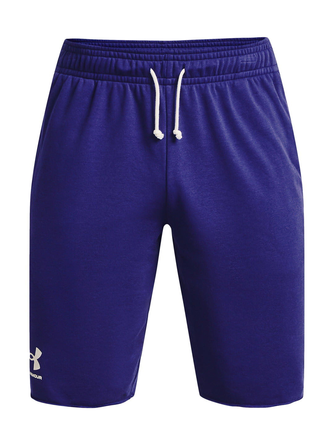 Hombre vistiendo shorts deportivos Under Armour color azul sonar con logo blanco.