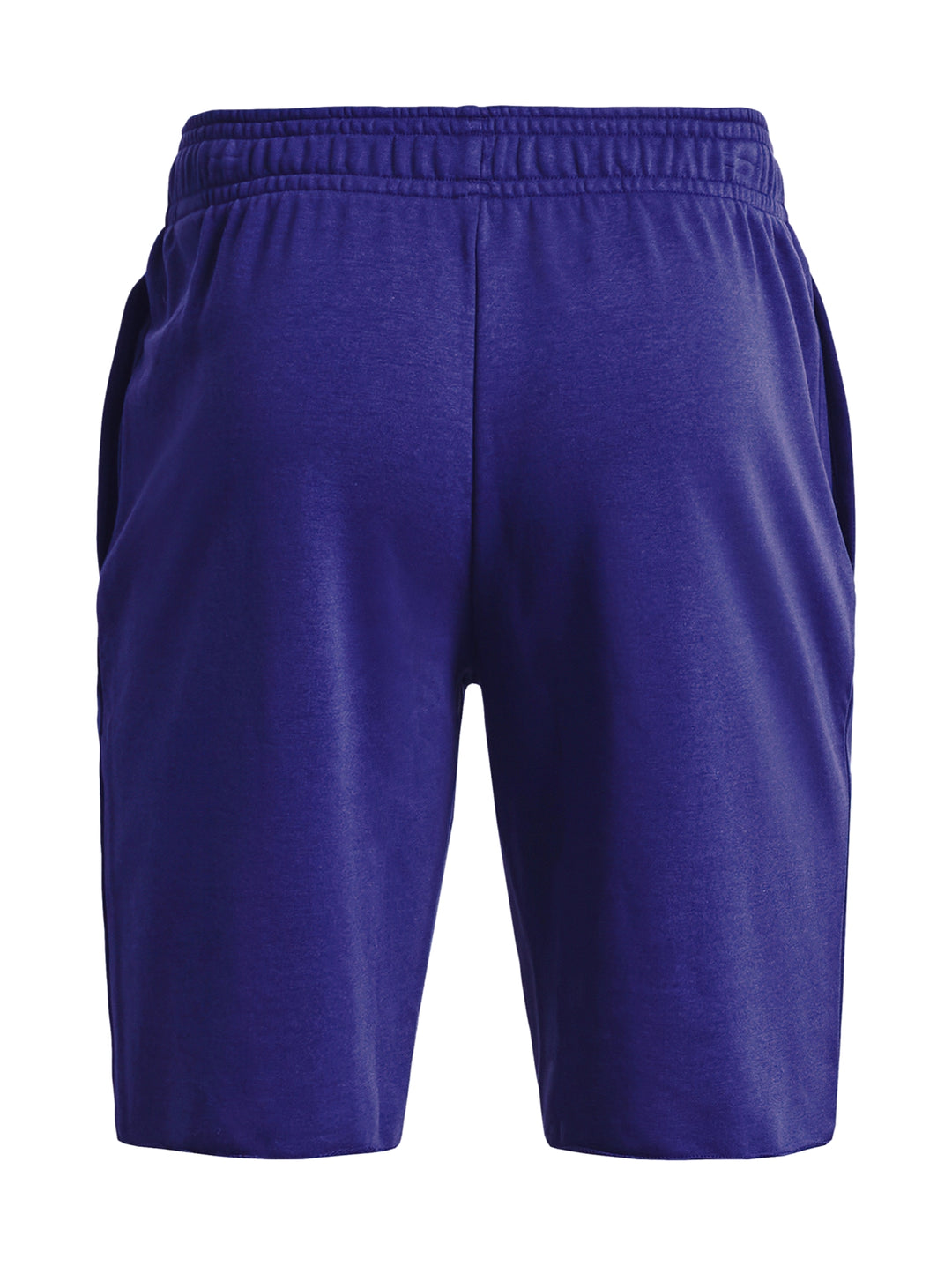Hombre vistiendo shorts deportivos Under Armour color azul sonar con logo blanco.