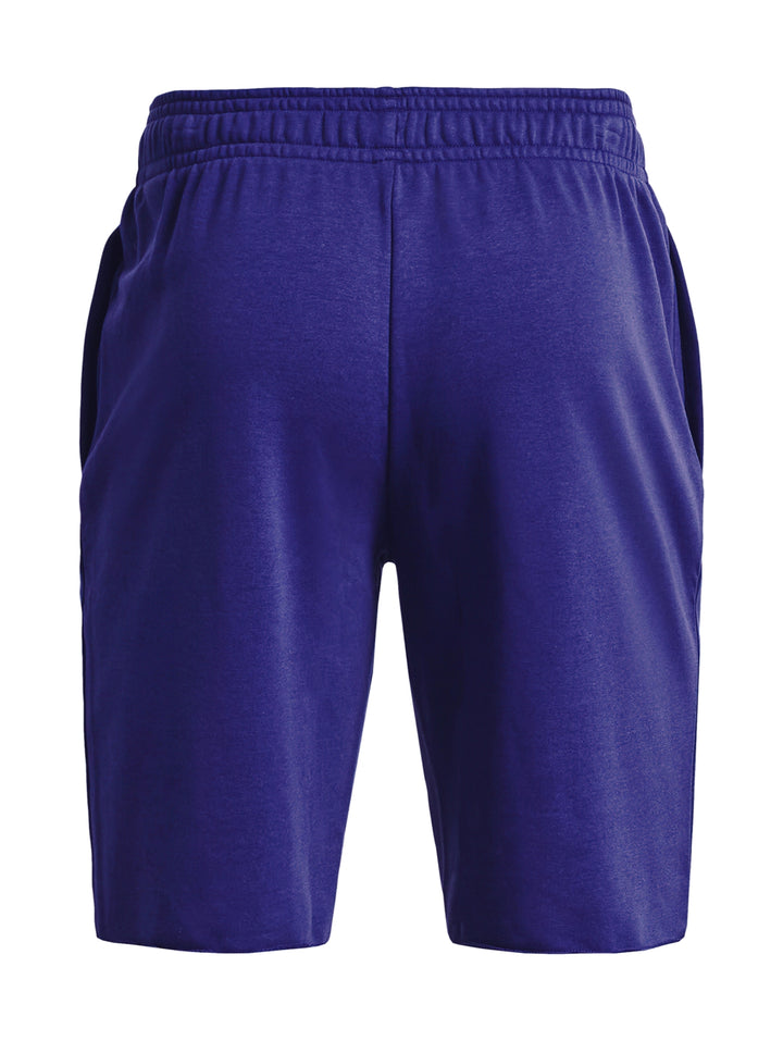 Hombre vistiendo shorts deportivos Under Armour color azul sonar con logo blanco.