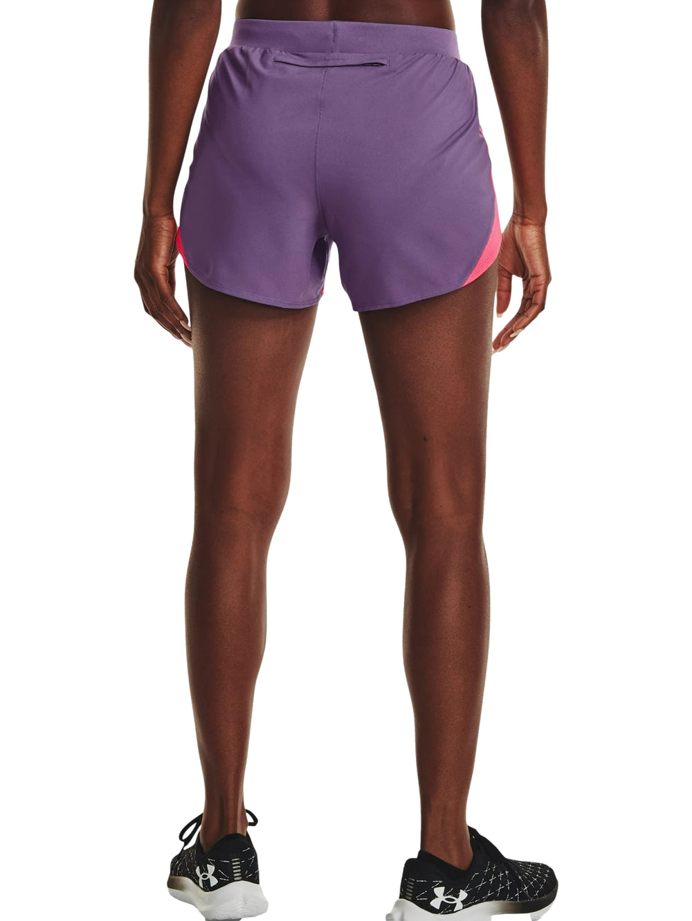 Shorts deportivos Under Armour color morado con ribete rosa para mujer.