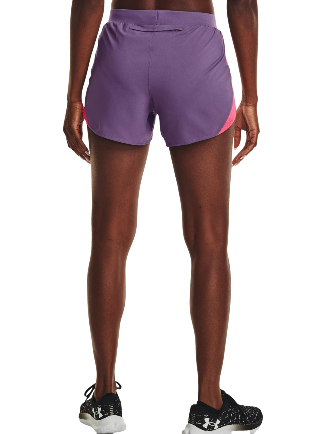 Shorts deportivos Under Armour color morado con ribete rosa para mujer.