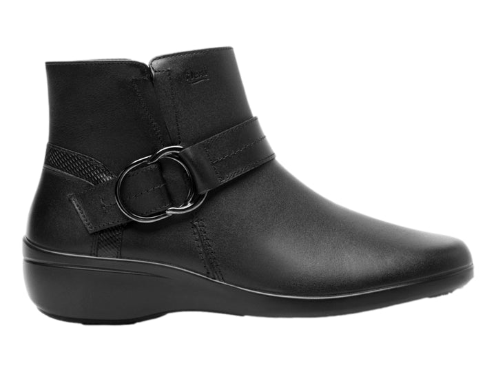Botín negro de cuero Flexi con detalle de correa y hebilla decorativa.