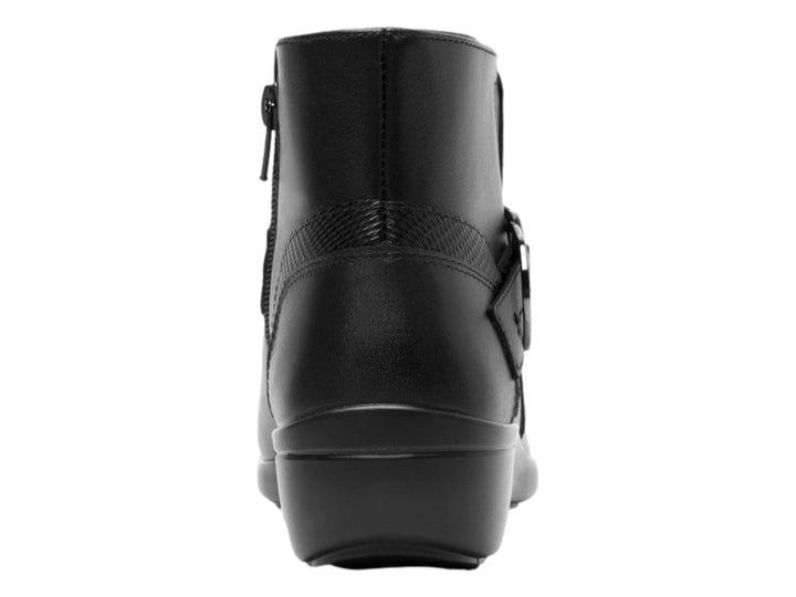 Botín negro de cuero Flexi con detalle de correa y hebilla decorativa.