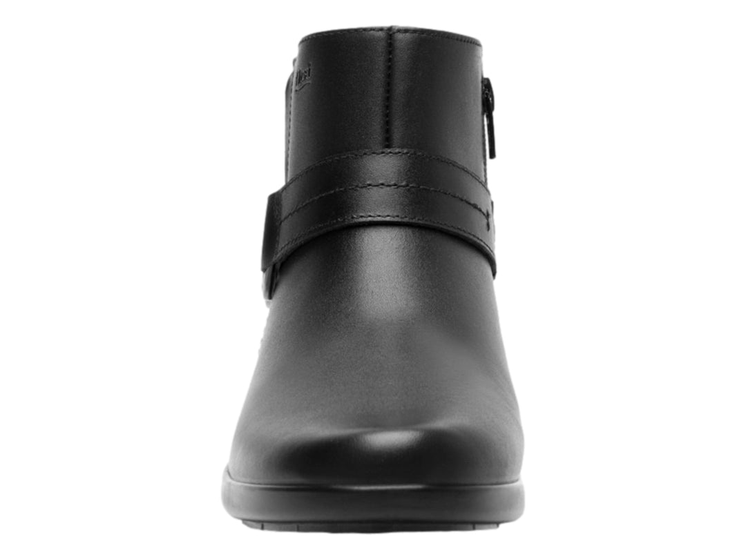 Botín negro de cuero Flexi con detalle de correa y hebilla decorativa.