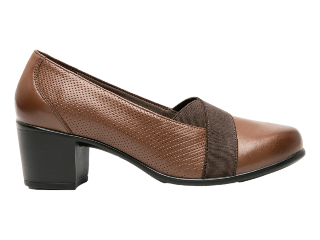 Zapato Flexi color café para mujer con tacón bajo cuadrado y detalle de banda frontal en tono marrón oscuro.
