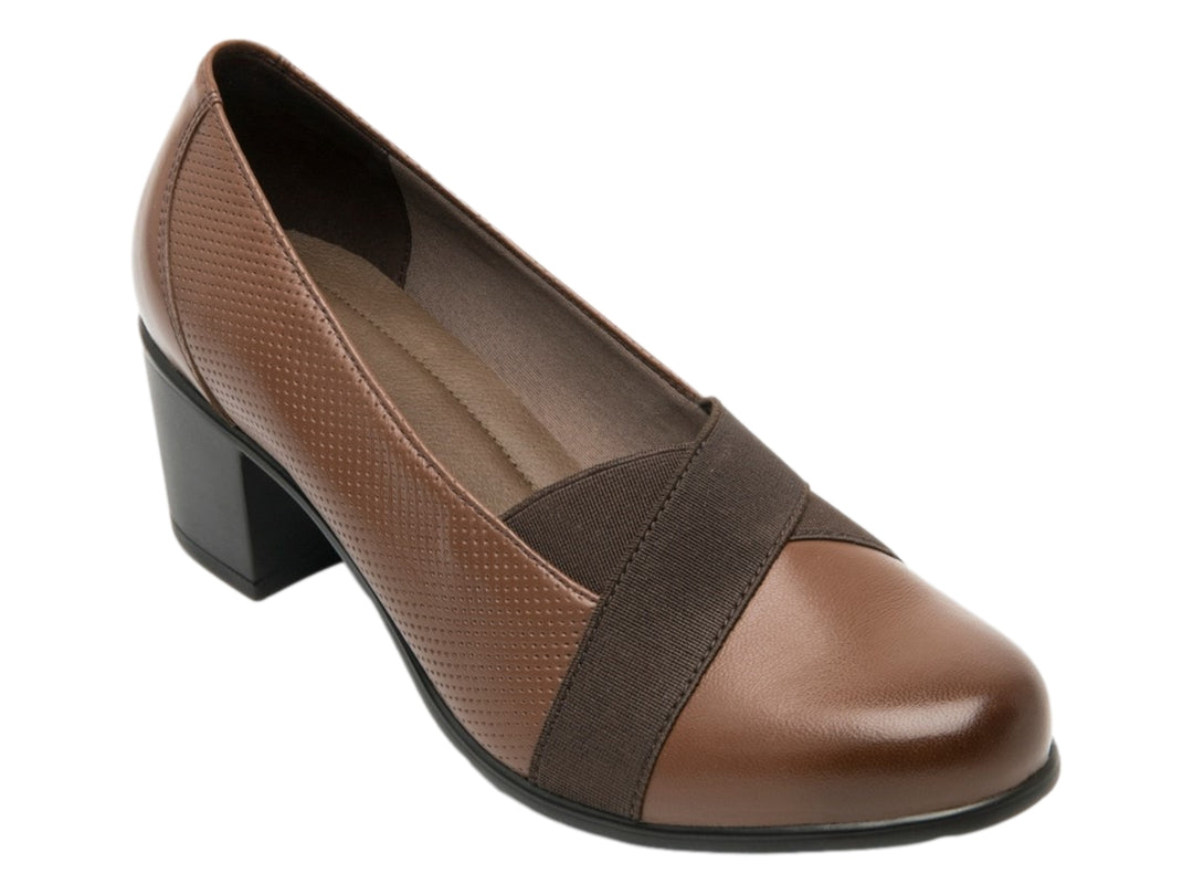 Zapato Flexi color café para mujer con tacón bajo cuadrado y detalle de banda frontal en tono marrón oscuro.