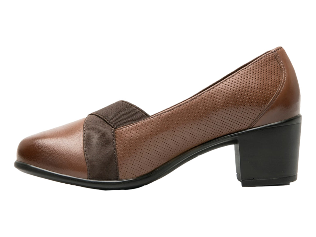 Zapato Flexi color café para mujer con tacón bajo cuadrado y detalle de banda frontal en tono marrón oscuro.