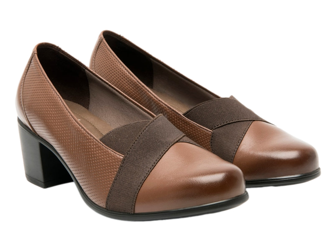 Zapato Flexi color café para mujer con tacón bajo cuadrado y detalle de banda frontal en tono marrón oscuro.