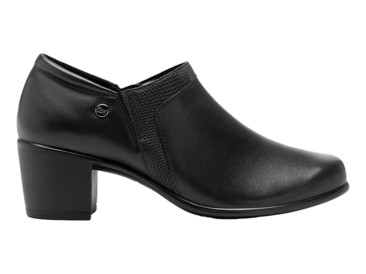 Zapato negro de cuero con tacón cuadrado y punta cerrada de la marca Flexi.