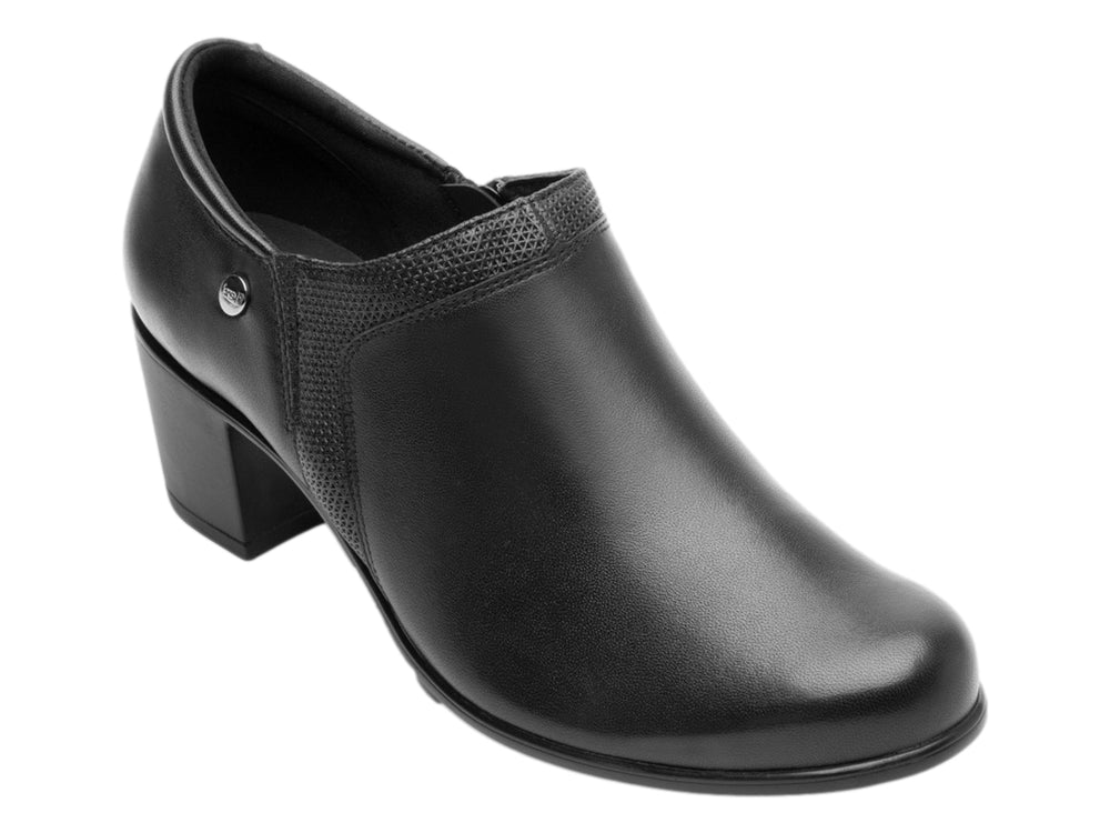 Zapato negro de cuero con tacón cuadrado y punta cerrada de la marca Flexi.