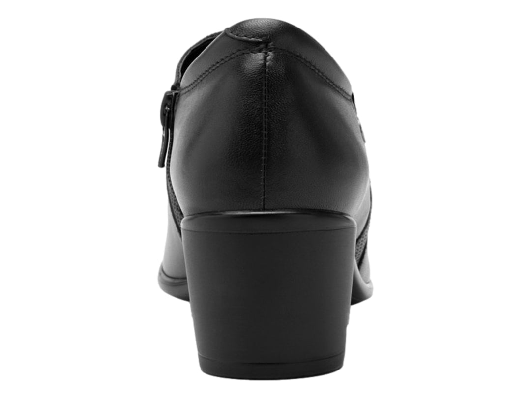 Zapato negro de cuero con tacón cuadrado y punta cerrada de la marca Flexi.