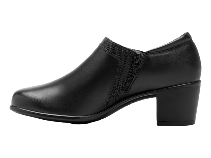 Zapato negro de cuero con tacón cuadrado y punta cerrada de la marca Flexi.