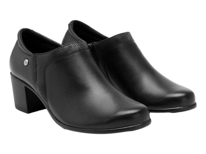 Zapato negro de cuero con tacón cuadrado y punta cerrada de la marca Flexi.