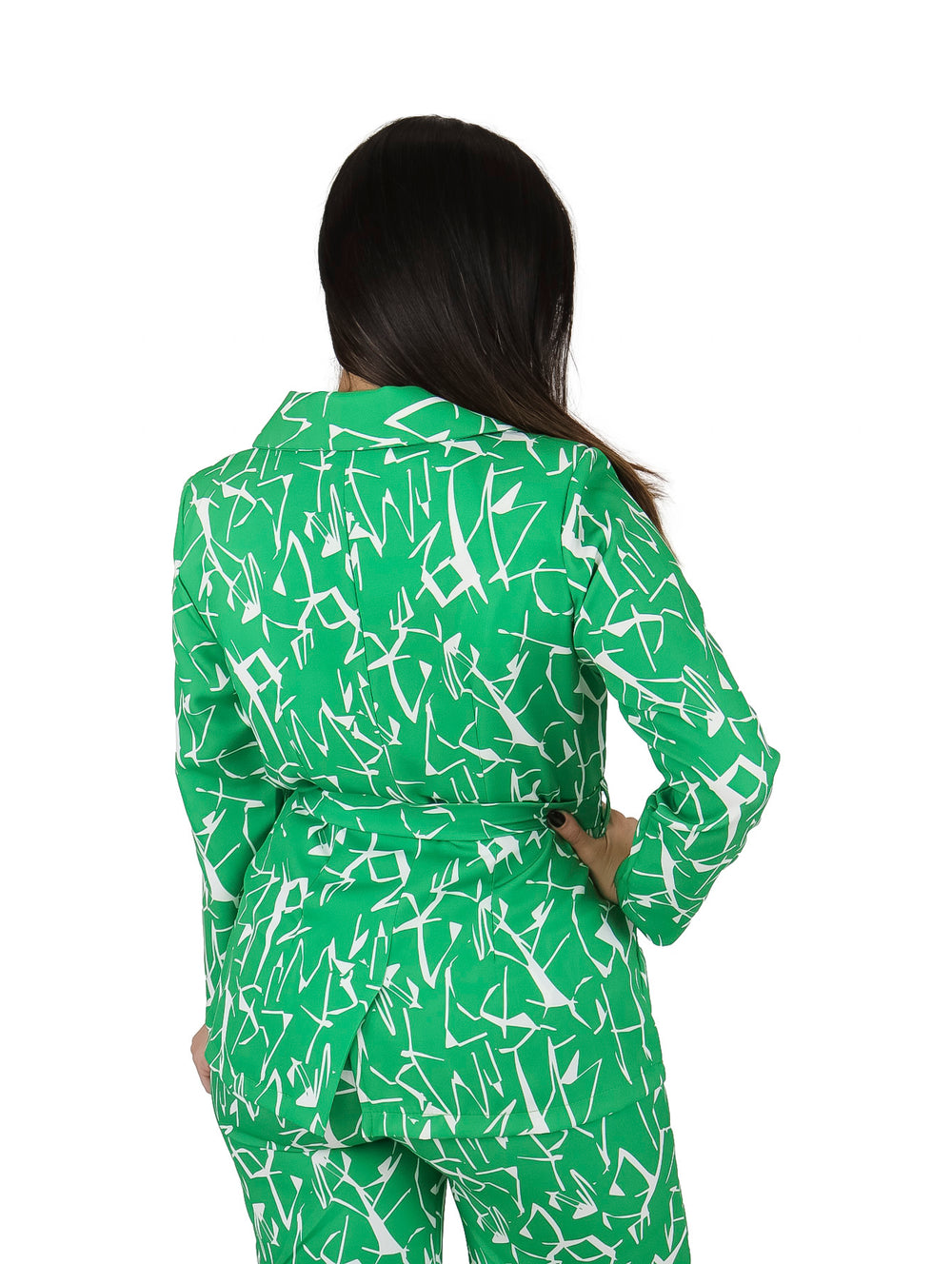 Saco verde para mujer con estampado abstracto blanco y cinturón ajustable en la cintura.