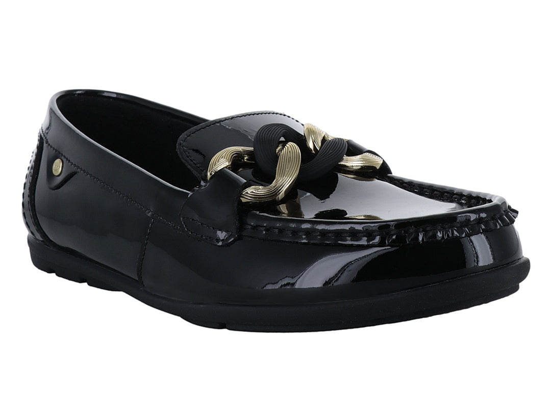 Zapato mocasín negro brillante con detalle de cadena dorada en el empeine.