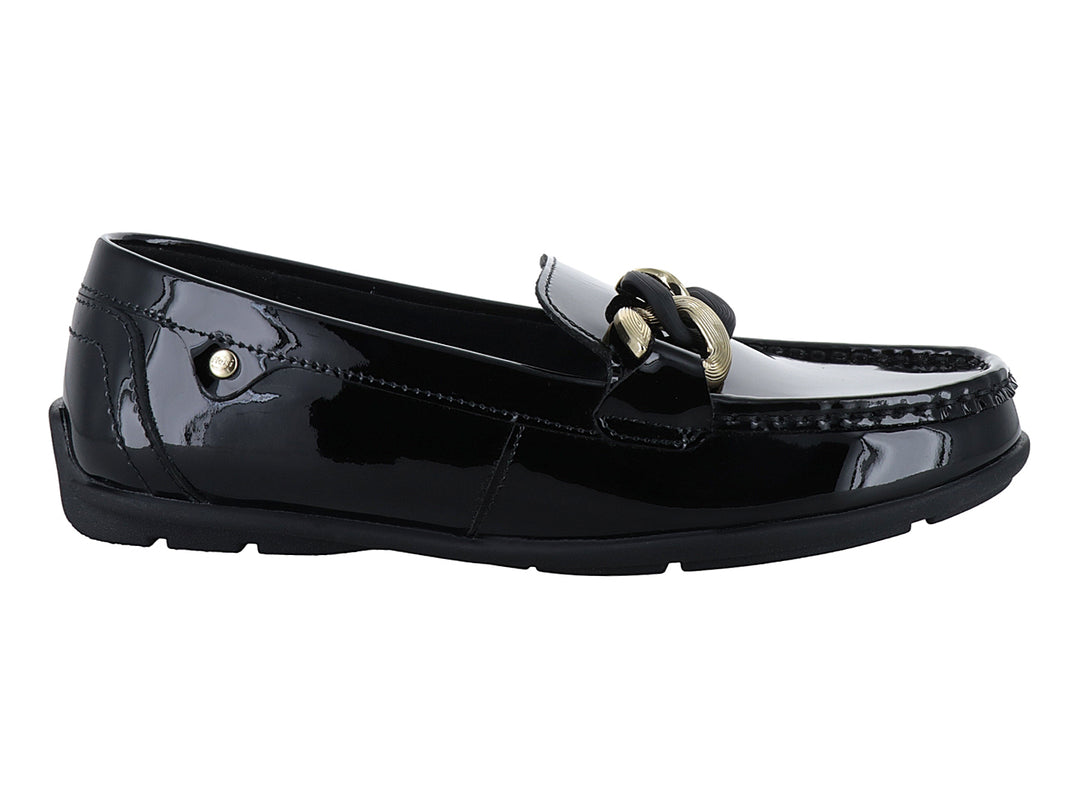 Zapato mocasín negro brillante con detalle de cadena dorada en el empeine.