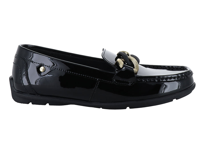 Zapato mocasín negro brillante con detalle de cadena dorada en el empeine.