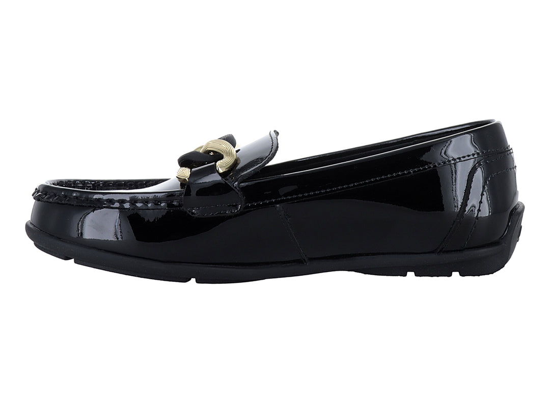 Zapato mocasín negro brillante con detalle de cadena dorada en el empeine.