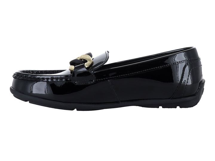 Zapato mocasín negro brillante con detalle de cadena dorada en el empeine.
