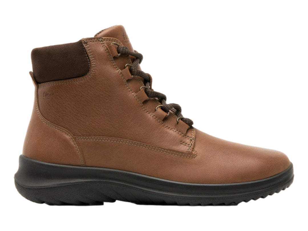 Bota casual de cuero color avellana con cordones y suela negra.