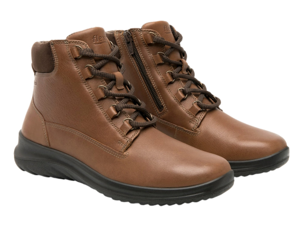 Bota casual de cuero color avellana con cordones y suela negra.