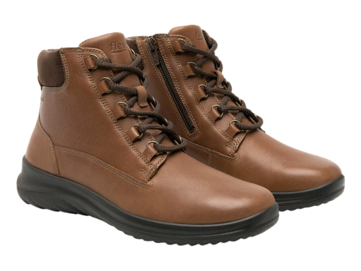 Bota casual de cuero color avellana con cordones y suela negra.