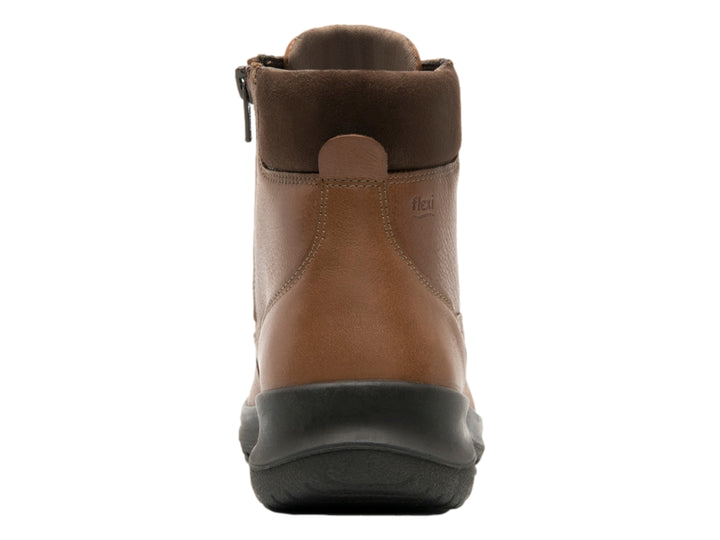 Bota casual de cuero color avellana con cordones y suela negra.
