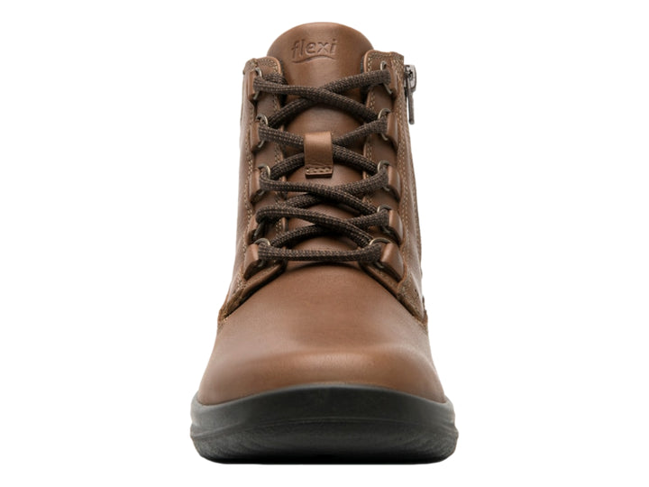 Bota casual de cuero color avellana con cordones y suela negra.
