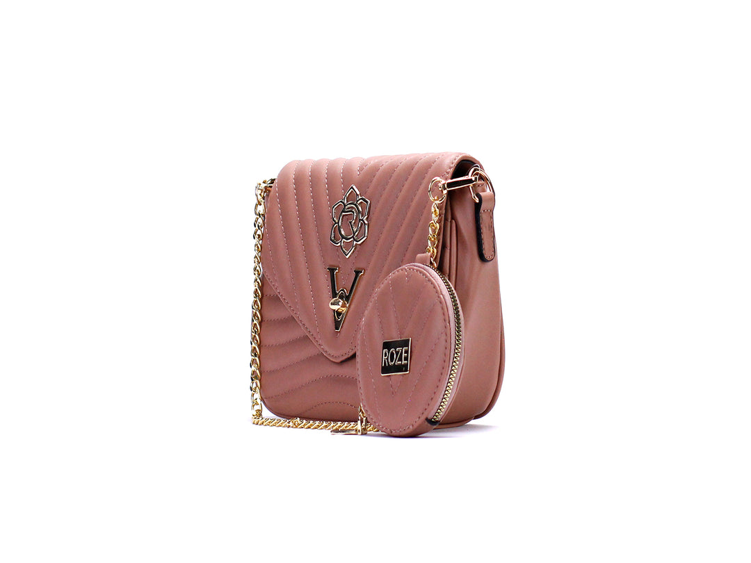 Bolso de hombro color cognac con textura acolchada, cadena dorada y monedero circular a juego.