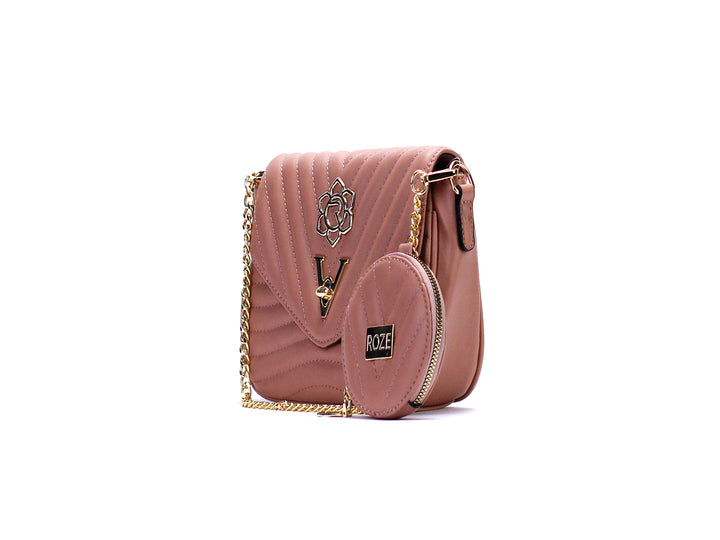 Bolso de hombro color cognac con textura acolchada, cadena dorada y monedero circular a juego.