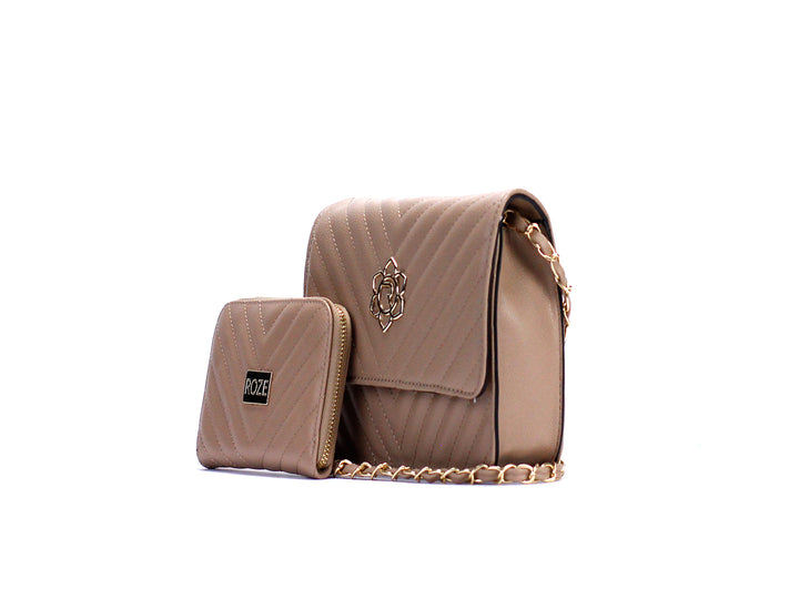 Set de bolso de hombro y cartera color marrón con diseño acolchado y detalles en cadena dorada marca ROZE.