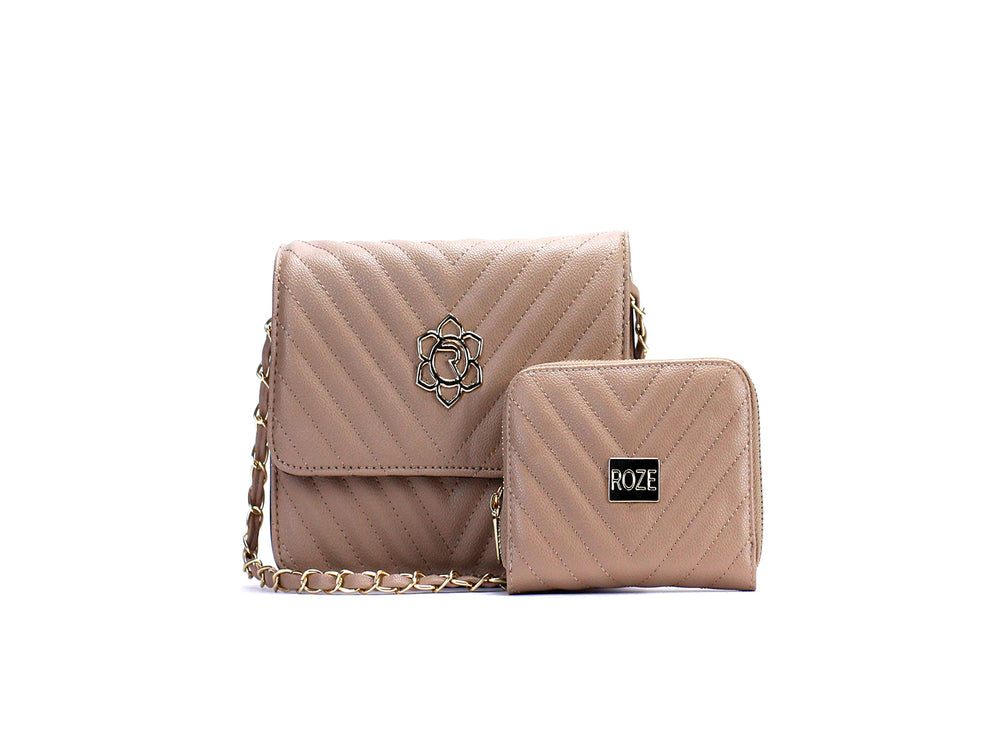 Set de bolso de hombro y cartera color marrón con diseño acolchado y detalles en cadena dorada marca ROZE.