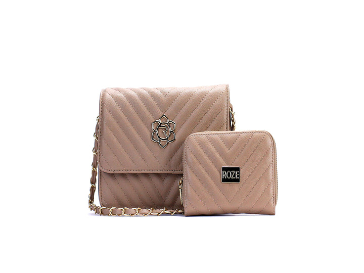 Set de bolso de hombro y cartera color marrón con diseño acolchado y detalles en cadena dorada marca ROZE.