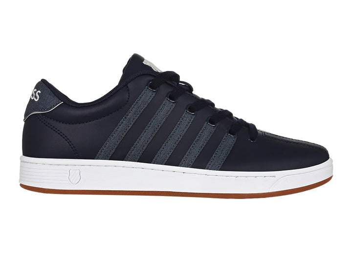 Tenis K-Swiss azul marino con suela blanca y marrón, diseño deportivo de corte bajo.